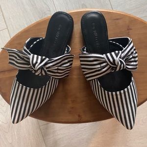 The cutest stripe bow flats! Size 6 never worn!